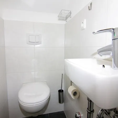 Semi-detached House, Nyaraló