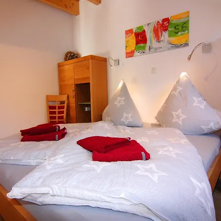 Semi-detached House, Nyaraló *