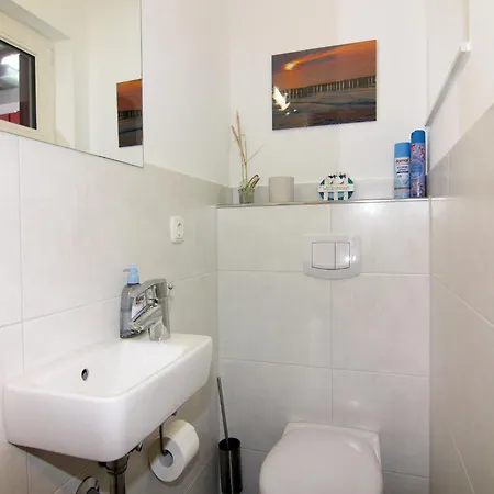 Semi-detached House, Nyaraló *