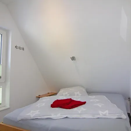 Semi-detached House, Nyaraló